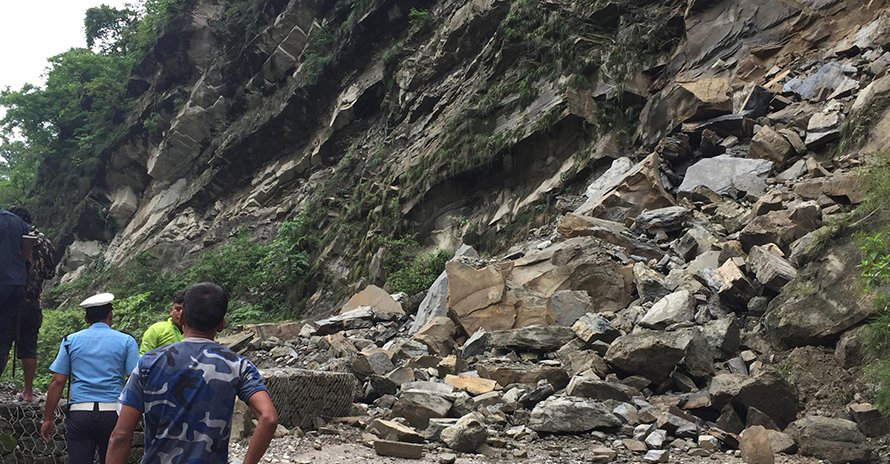 सिद्धबाबामा पहिरो, बुटवल–पाल्पा सडकखण्ड अवरुद्ध