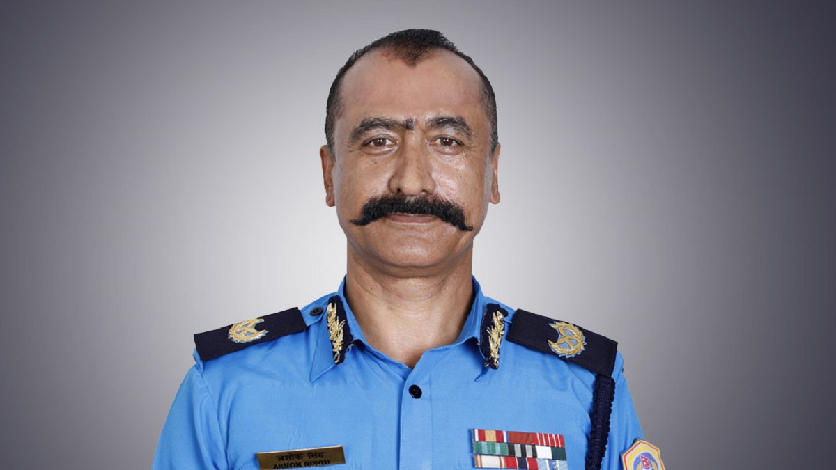 जन्म मिति विवाद : डीआईजी अशोक सिंहले राजीनामा दिँदै