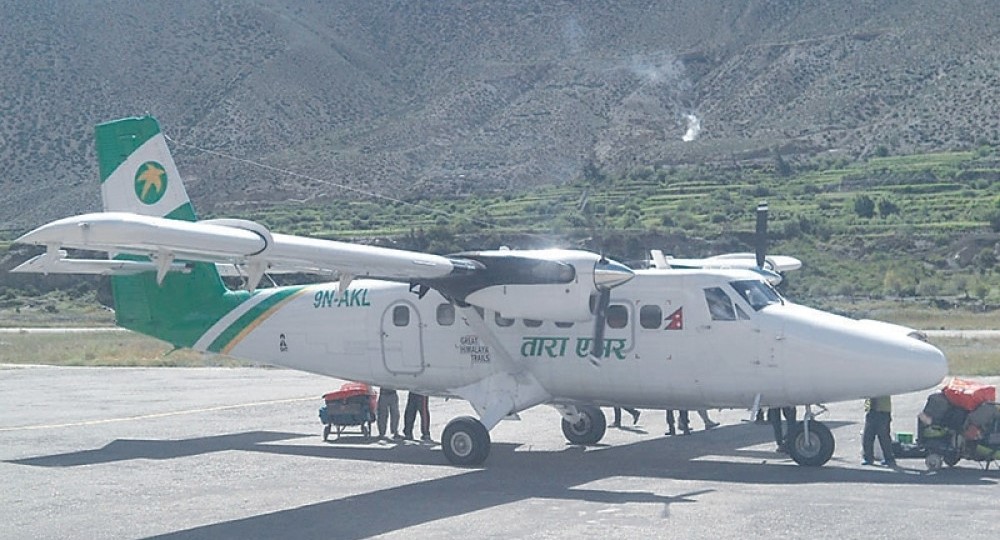 तारा एयरको जहाज उडानको क्रममा आपतकालीन ढोकाको सिसा खसेपछि ...