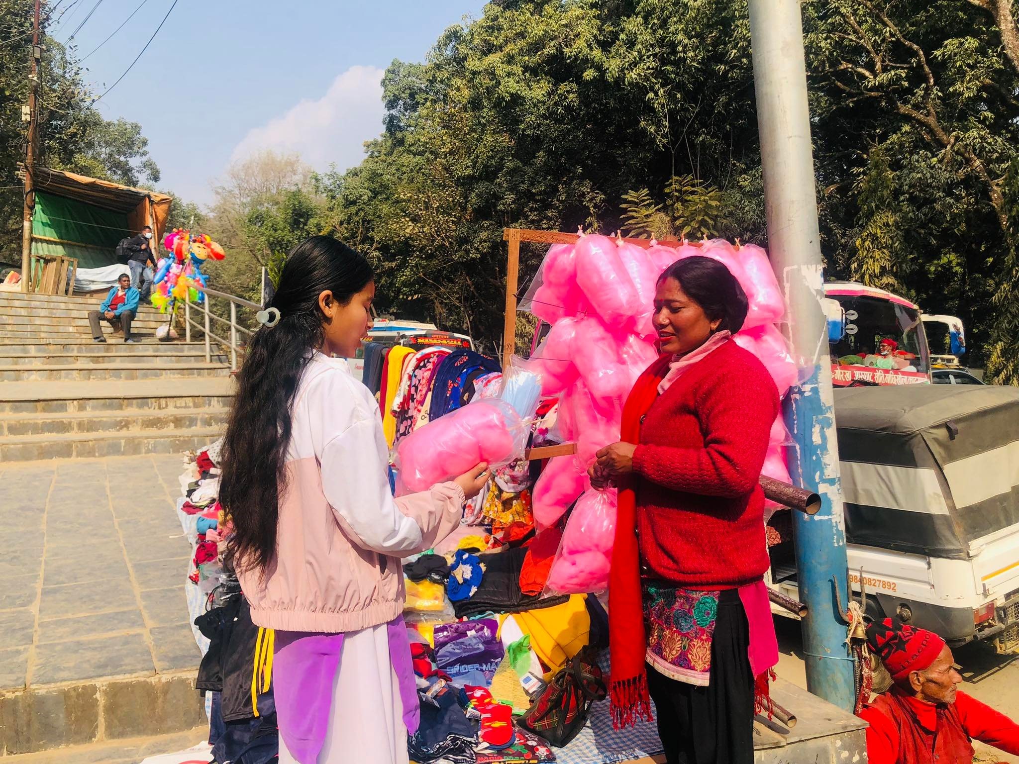परिवारका लागि अस्मिताको संघर्ष : बालुवा बोक्नेदेखि ‘कटन क्यान्डी’ मेसिन चलाउनेसम्म
