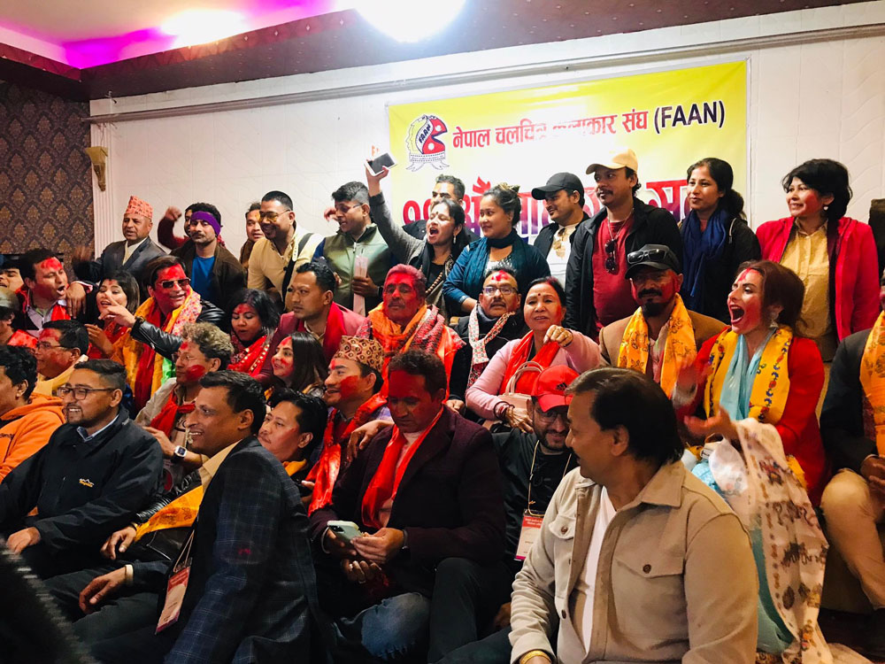 रेजिना उप्रेतीलाई २६ मतले हराउँदै कलाकार संघको अध्यक्षमा मोहन निरौला निर्वाचित