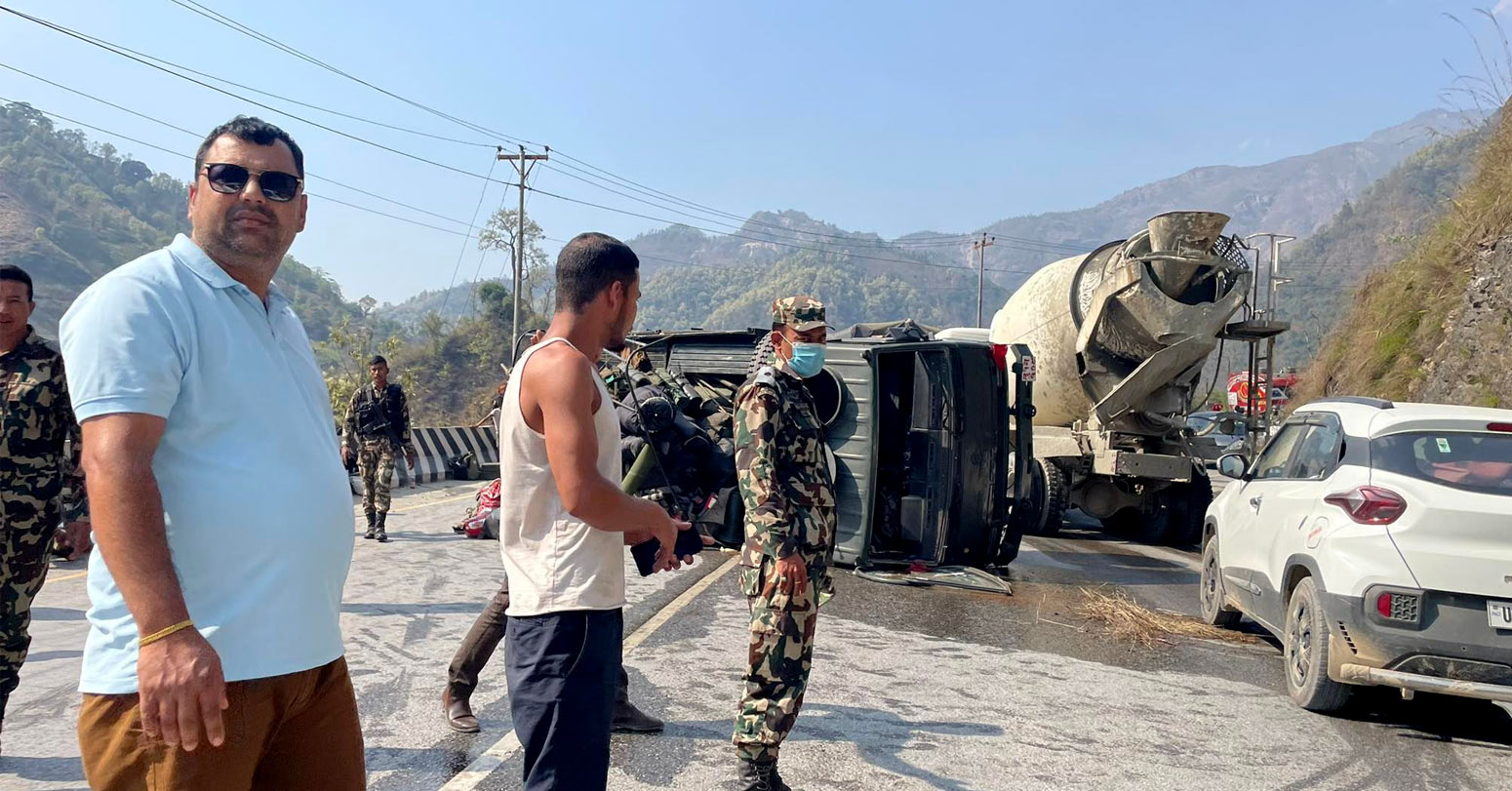 नेपाली सेनाको ट्रक पल्टियो, तीनजना घाइते