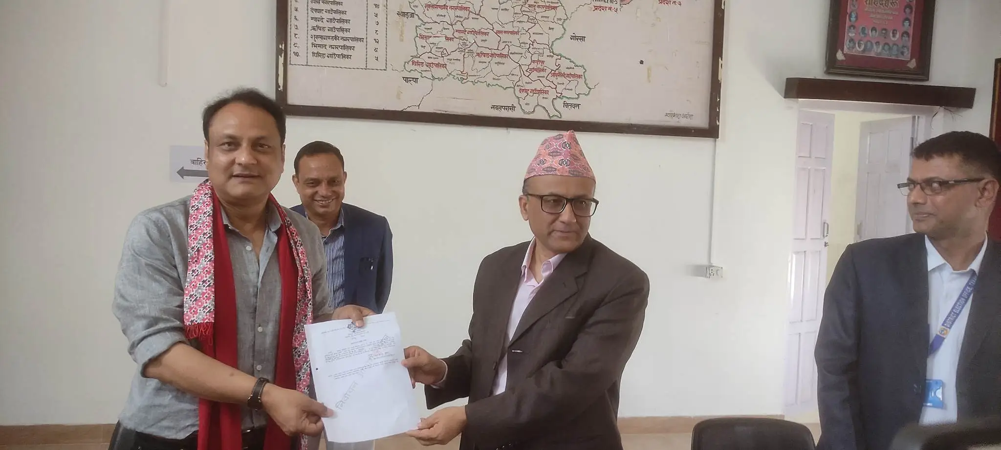 तनहुँ-१ मा सर्वेन्द्र खनालले गराए उम्मेदवारी दर्ता