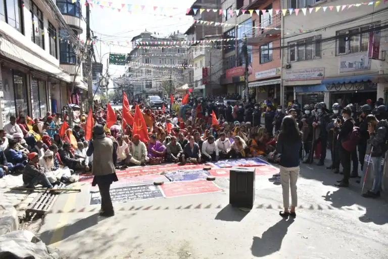 मिटरब्याज पीडितले घेरे बालुवाटार