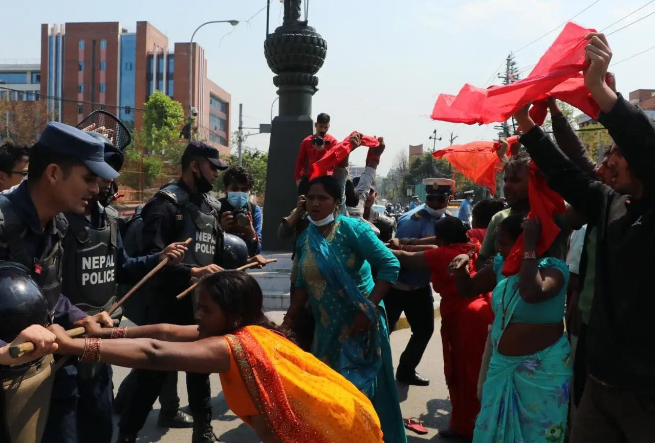 मिटरब्याज पीडितद्वारा सिंहदरबारअगाडि प्रदर्शन