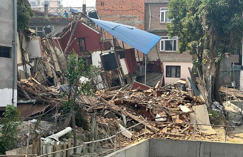 ललितपुरमा बन्दै गरेको ५ तले घर भासियो