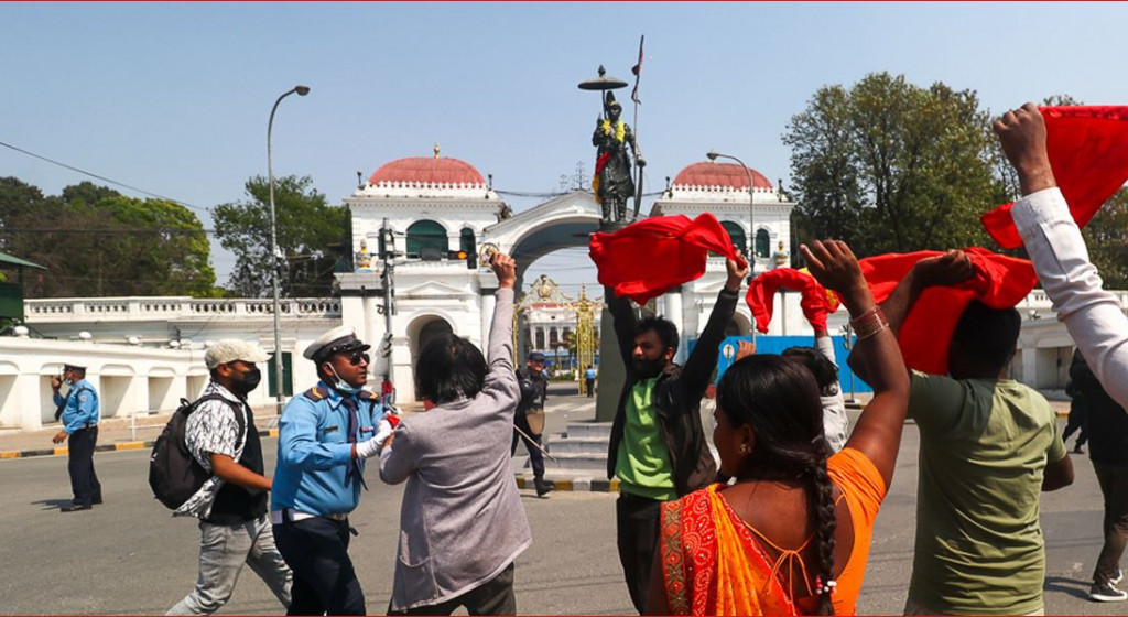 सिंहदरबारपुगे मीटरब्याजी पीडितहरु
