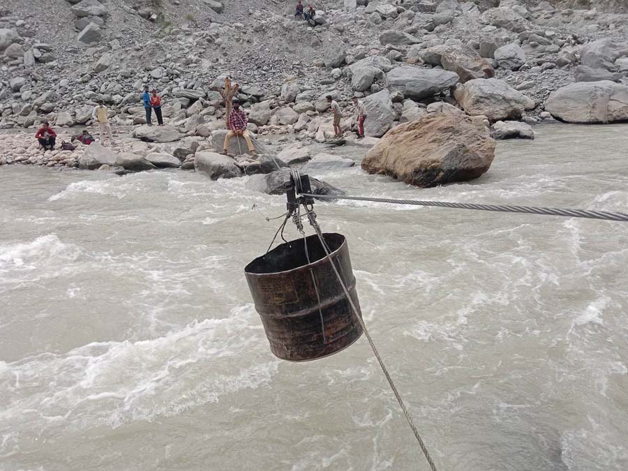 तुइनबाट महाकाली नदीमा खसेर एक पुरुष बेपत्ता