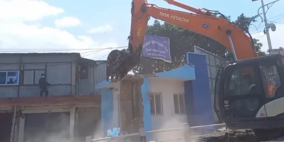 फुटपाथमा बनेको प्रहरी बिटमा चल्यो महानगरको डोजर
