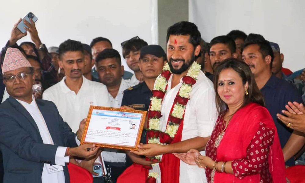 रवि लामिछानेले लिए निर्वाचित भएको प्रमाणपत्र