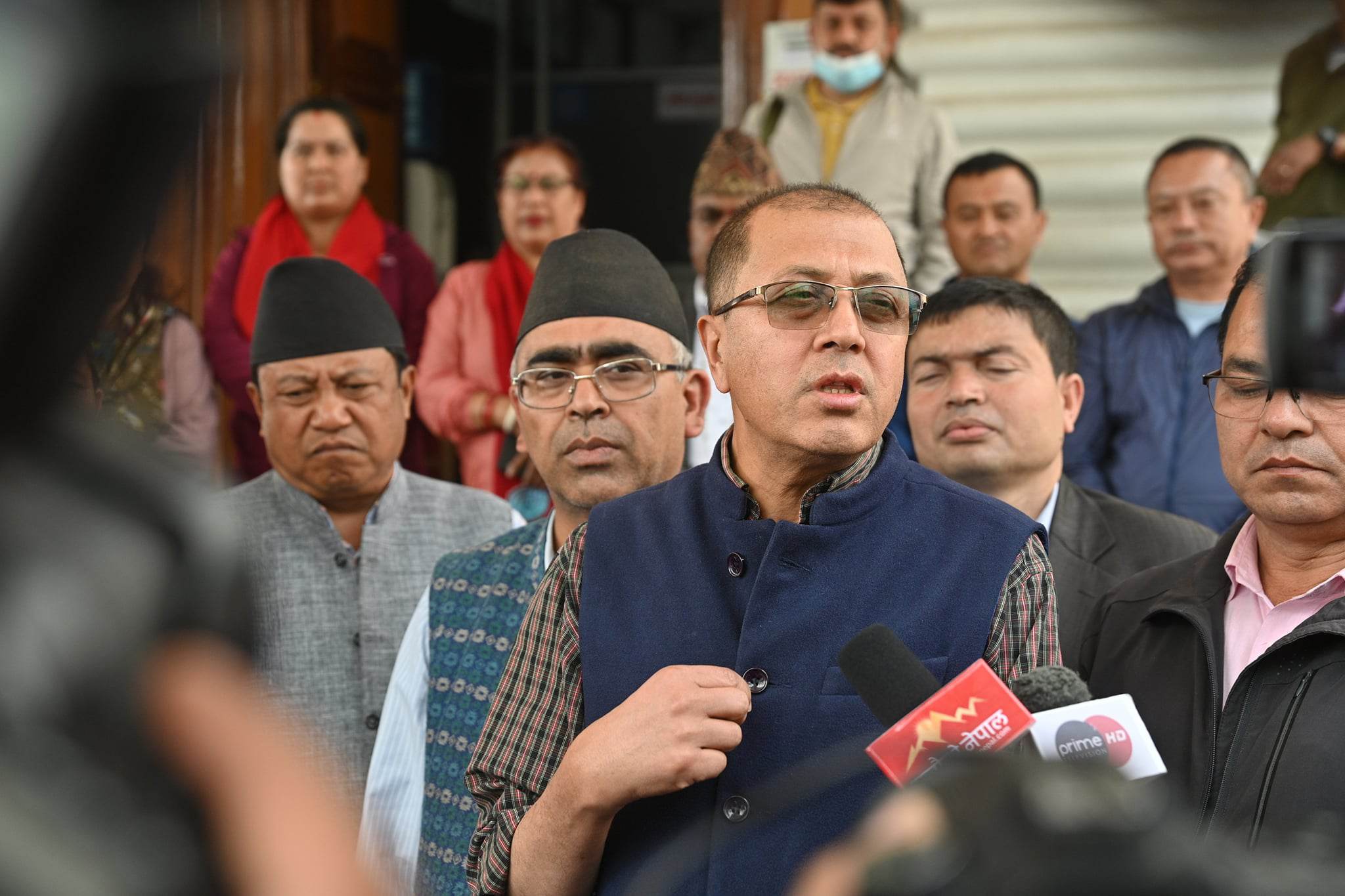 ओलीमाथि भएको आक्रमणबारे गृहमन्त्रीसँग एमाले नेताहरूको छलफल