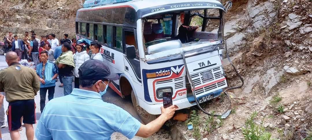 रामेछापबाट काठमाडौँ आउँदै गरेको बस दुर्घटना, १२ जना घाइते