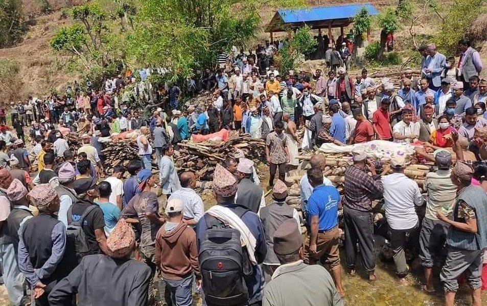 अर्घाखाँचीमा डढेलो निभाउने क्रममा मृत्यु भएका चारै जनाको सामूहिक दाहसंस्कार