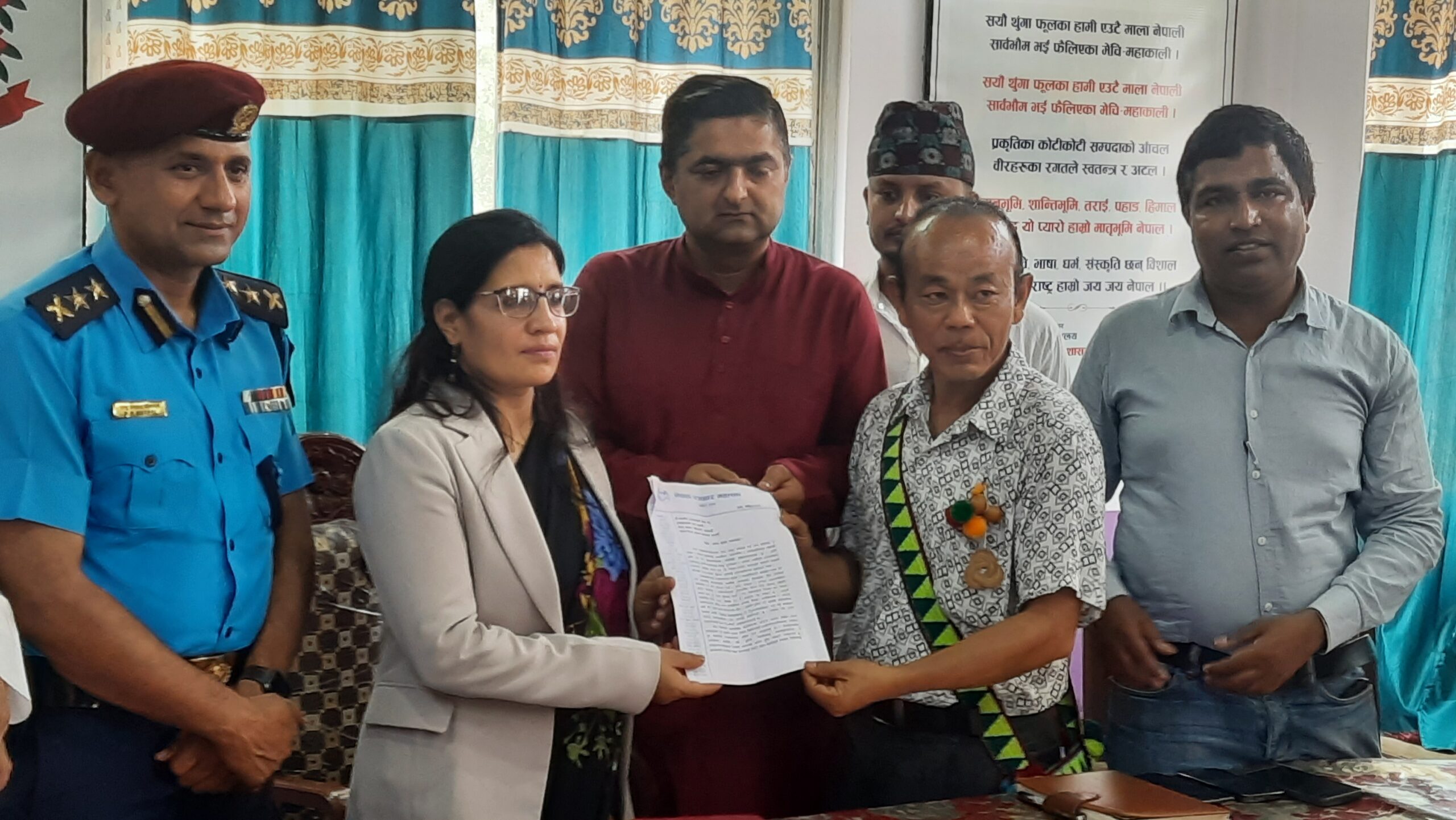 सुनसरीका पत्रकारहरूले मेयर हर्क साम्पाङविरुद्ध प्रशासनमा बुझाए ज्ञापन-पत्र