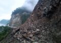 तुइन खोलाको पहिरोले नारायणघाट-मुग्लिन सडक १२ घन्टादेखि अवरूद्ध
