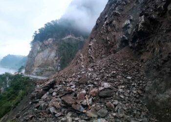 तुइन खोलाको पहिरोले नारायणघाट-मुग्लिन सडक १२ घन्टादेखि अवरूद्ध