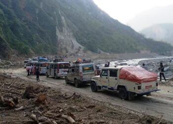 बिपी राजमार्गमा अवरुद्ध, सवारीसाधन ‘होल्ड’