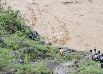 कर्णालीमा खसेको गाडीमा चालकसहित पाँचजना रहेको पुष्टि (नामावलीसहित)