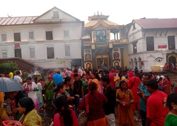 साउनको दोस्रो सोमबार : पशुपतिनाथमा बिहानैदेखि भक्तजनको लर्को