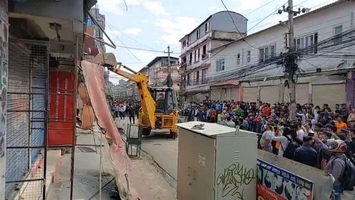 नयाँ बसपार्क क्षेत्रमा महानगरको डोजर चल्यो