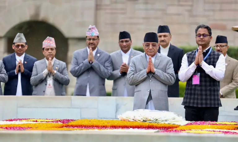 प्रधानमन्त्री प्रचण्डद्वारा महात्मा गान्धीको समाधीस्थलमा पुष्प अर्पण