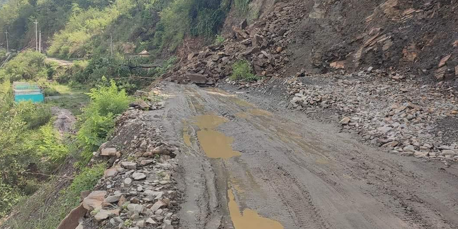 सिन्धुपाल्चोकमा पनि पहिरो, सडक अवरुद्ध