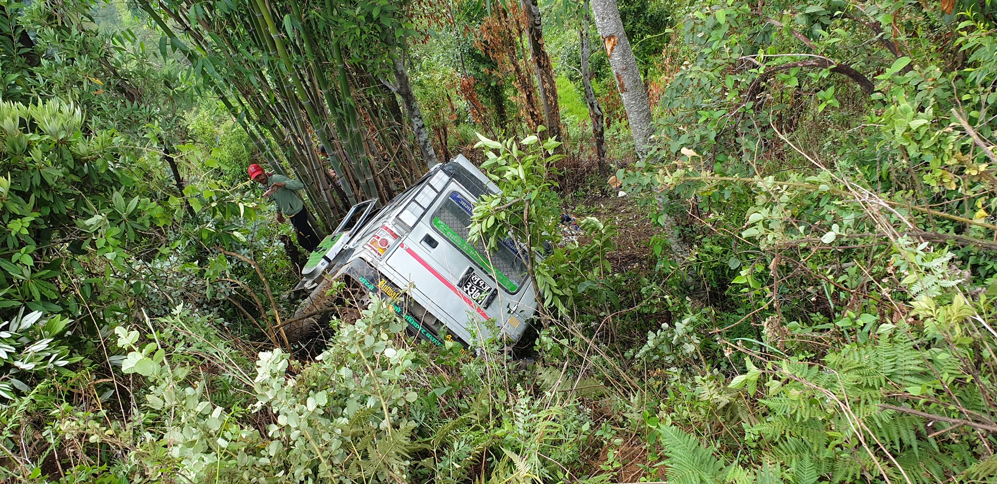 विद्यार्थी लिएर रारा जाँदै गरेको जिप दुर्घटना
