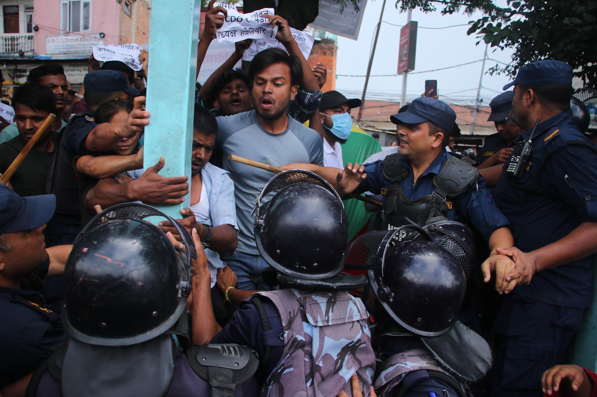 नागरिकताविहीन सङ्घर्ष समितिका प्रदर्शनकारी र प्रहरीबीच झडप (तस्बिरहरु)