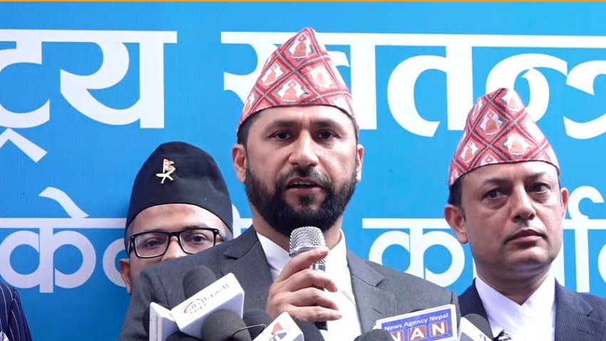 सभालाई सम्बोधन गरिरहेका रवि लामिछानेमाथि खोया प्रहार