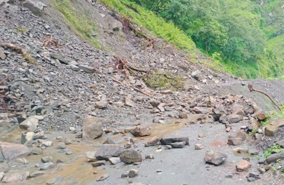 महभीरमा पहिरो : पोखरा–पर्वत सडक अवरुद्ध