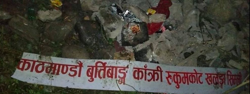 रूकुमतर्फ जाँदै गरेको बस त्रिशूलीमा खस्यो