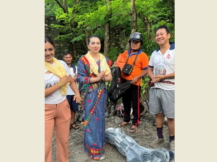 राजनीतिबाट बिदा लिएको घोषणा गर्दै हर्क साम्पाङलाई १० वटा साबेल दिएर समाजसेवामा एलिजा गौतम