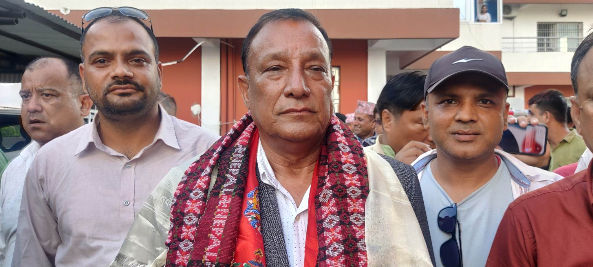 नवनियुक्त मुख्यमन्त्री थापाले शपथ लिँदै