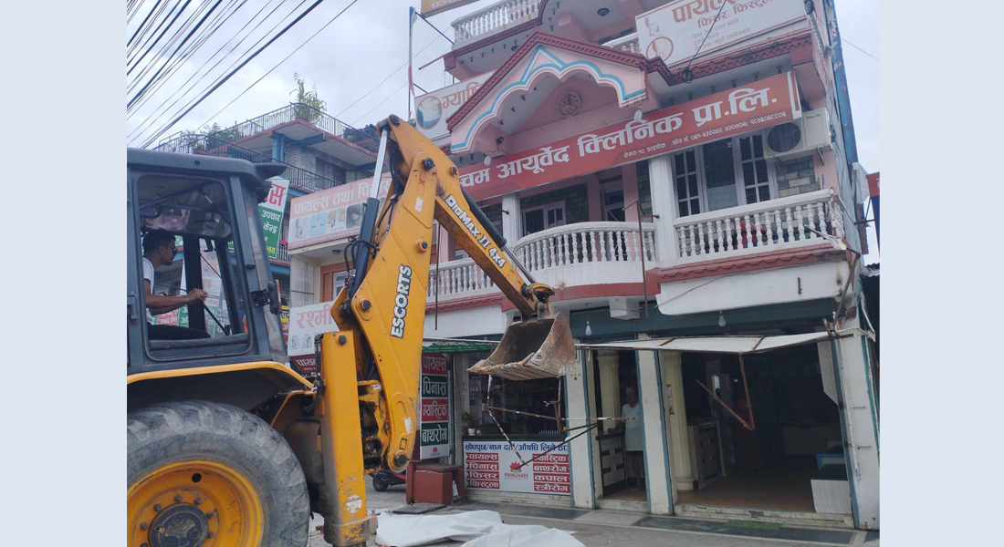 पृथ्वी राजमार्गका मापदण्डविपरीतका संरचना हटाइँदै