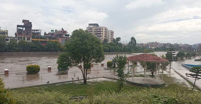 काठमाडौंको विष्णुमति खोलाले बगाउँदा बालक बेपत्ता