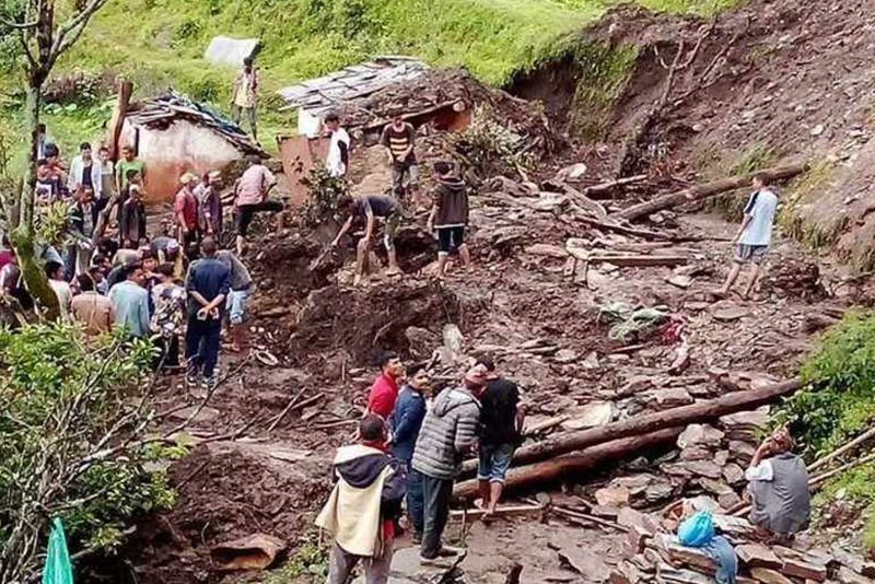 सुतिरहेका बेला पहिरो जाँदा तीन घरका ८ जना बेपत्ता