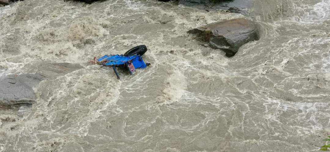 बाजुरामा खोलाले ट्याक्टर बगाउँदा चालक बेपत्ता