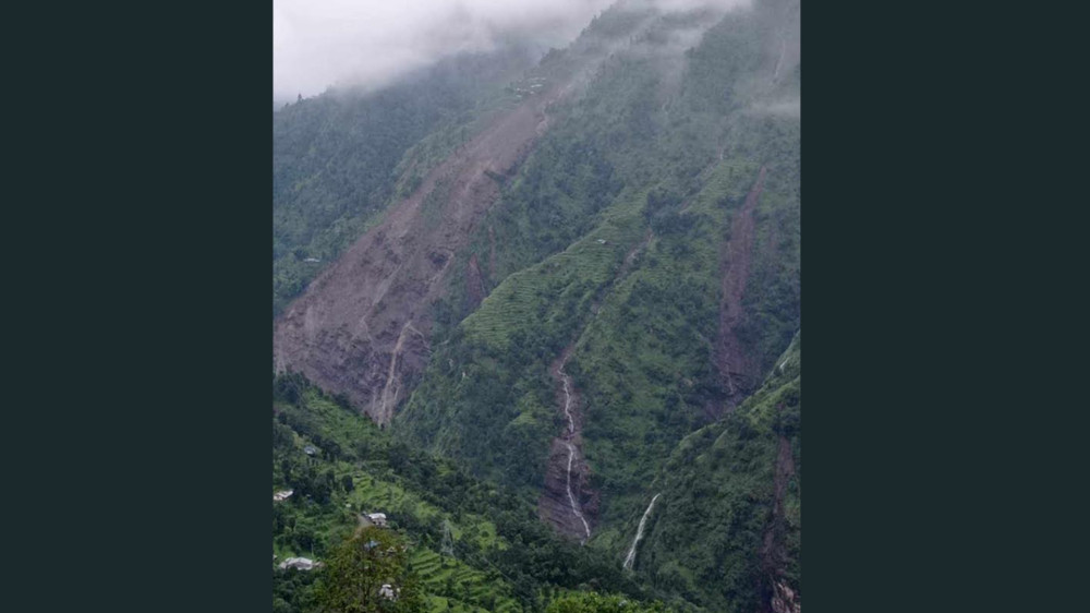 दोलखामा पहिरो : ३ वर्षका बालकको ज्यान गयो, ३ जना बेपत्ता