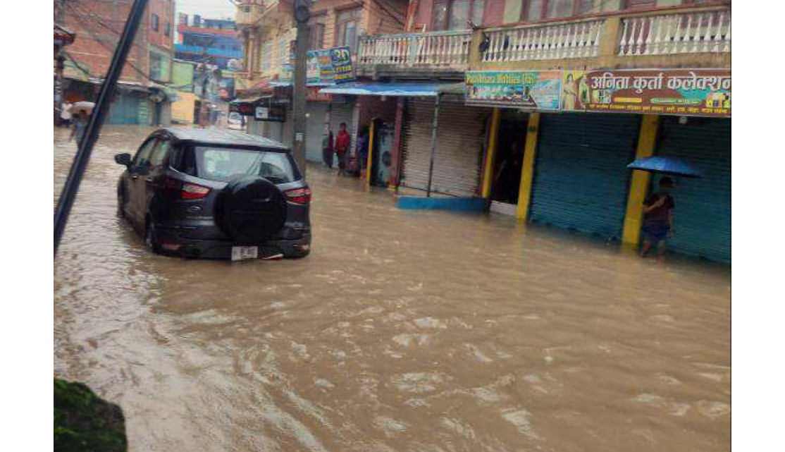 धोबीखोलाको जल सतह बढेर सडकसम्म, पसलहरूभित्र पानी पस्यो
