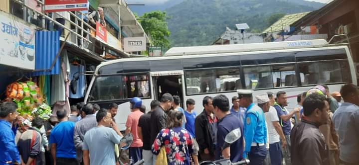 खाडीचौरमा गुडिरहेको बस पसलमा ठोक्किदा ९ जना घाइते