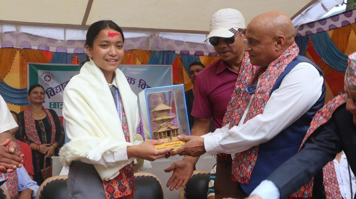 पढाइसँगै गायन क्षेत्रलाई अगाडि बढाउँदै सिम्रन परियार