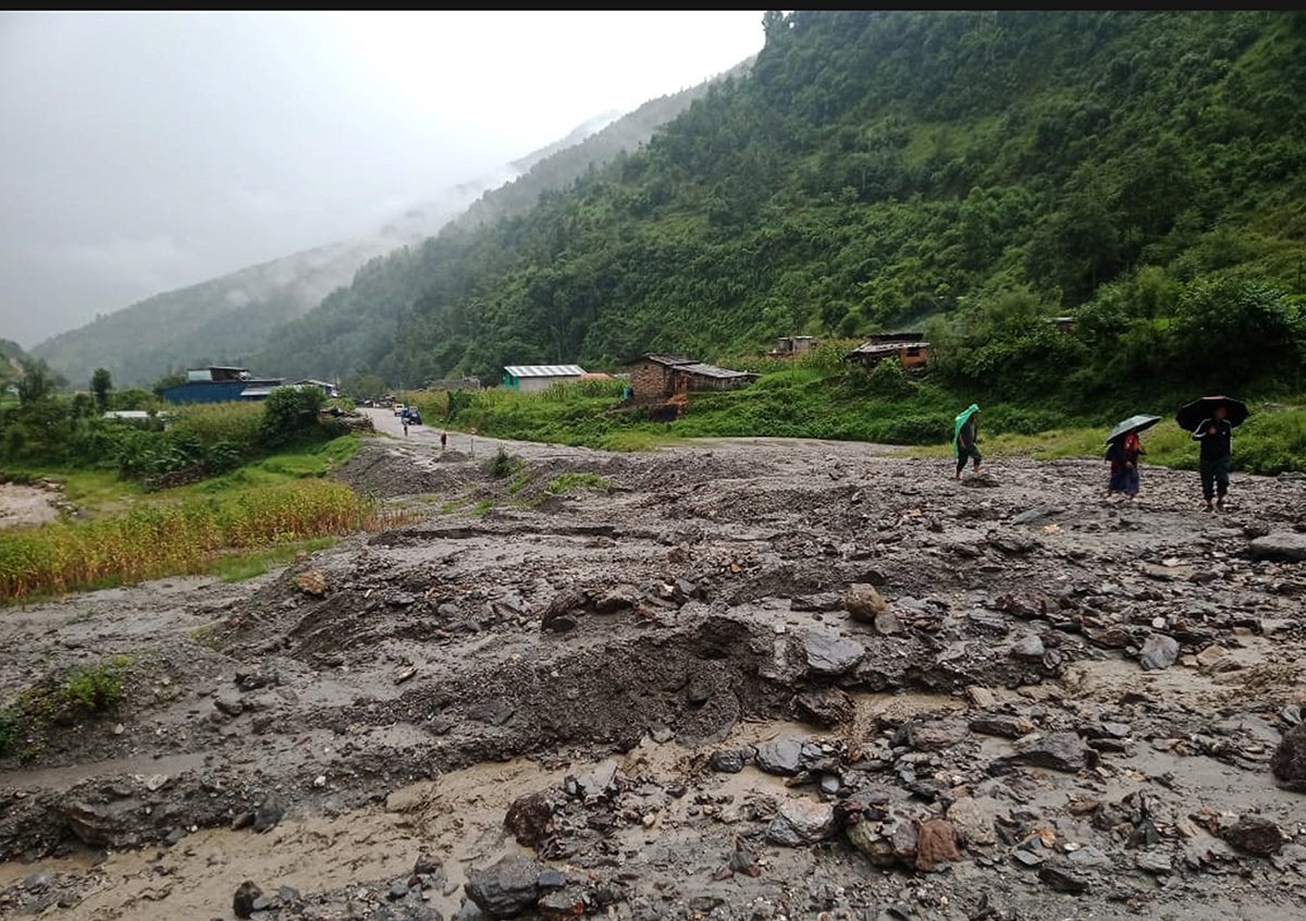 बुर्तिबाङ-पूर्वी रुकुम खण्ड पहिरोले पूर्णरूपमा अवरुद्ध