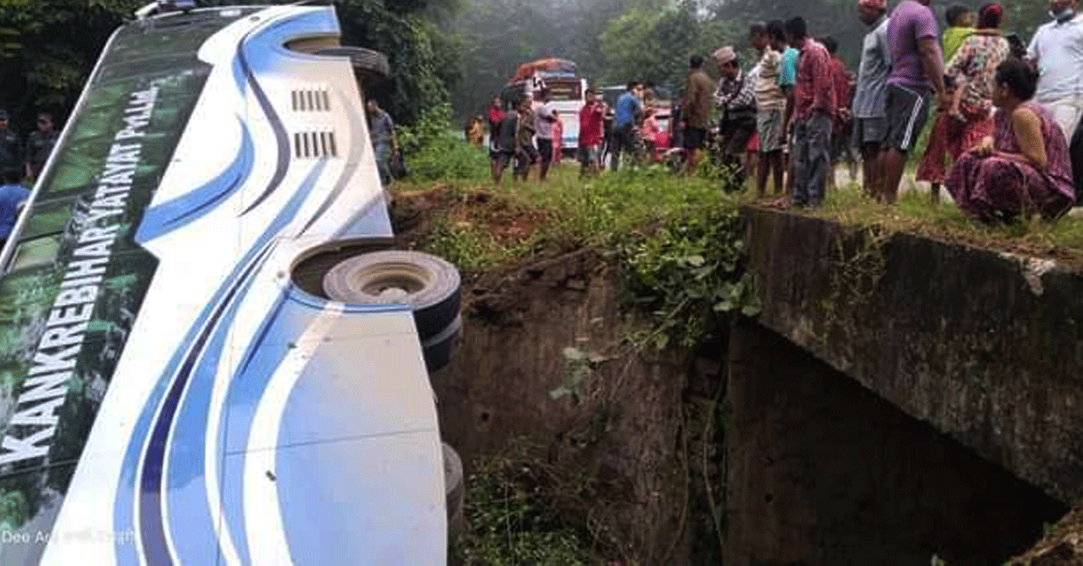 बुटवलबाट काठमाडौं आउँदै गरेको बस धादिङमा दुर्घटना
