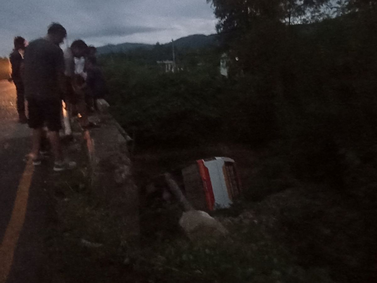 पोखरादेखि सुर्खेत जाँदै गरेको बस दाङमा दुर्घटना