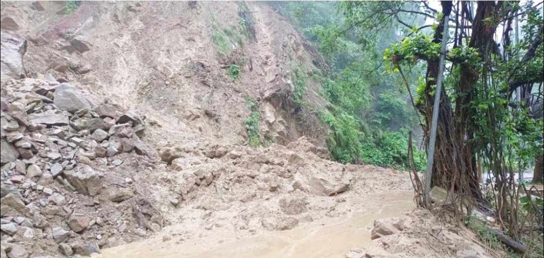 पहिरोले पाल्पामा यात्रुबाहक जिप पुरियो, सिदार्थ राजमार्ग अवरुद्ध