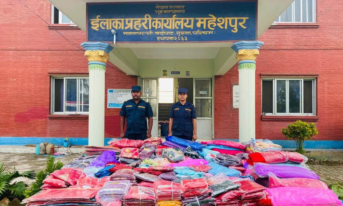 भन्सार छलेर ल्याइएको १२ लाख बराबरको कपडा बरामद