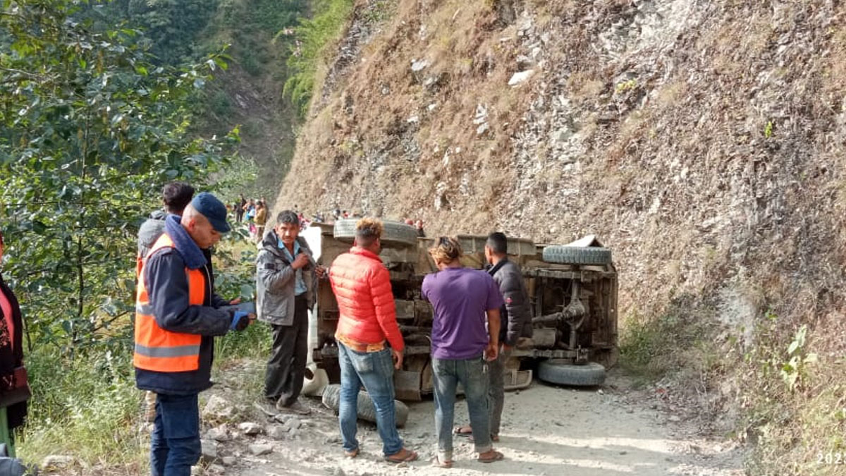एमाले नेता सवार गाडी दुर्घटना, नविना लामासहित ११ जना घाइते