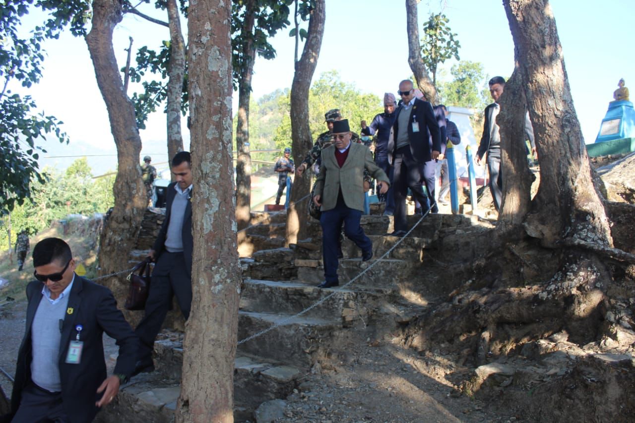 प्रजिअसँग जानकारी लिएपछि स्थलगत अवलोकनमा निस्किए प्रधानमन्त्री (फोटोसहित)