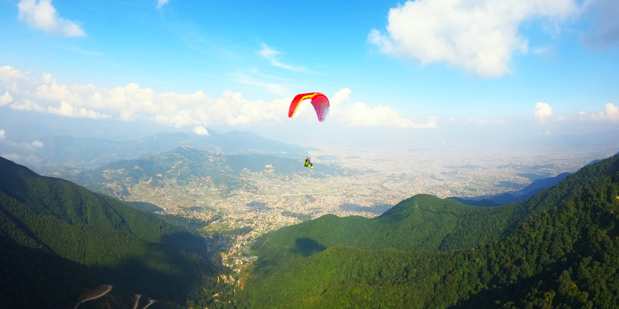 चन्द्रागिरीमा प्याराग्लाइडिङ गर्ने पर्यटक बढे, कति लाग्छ शुल्क ?