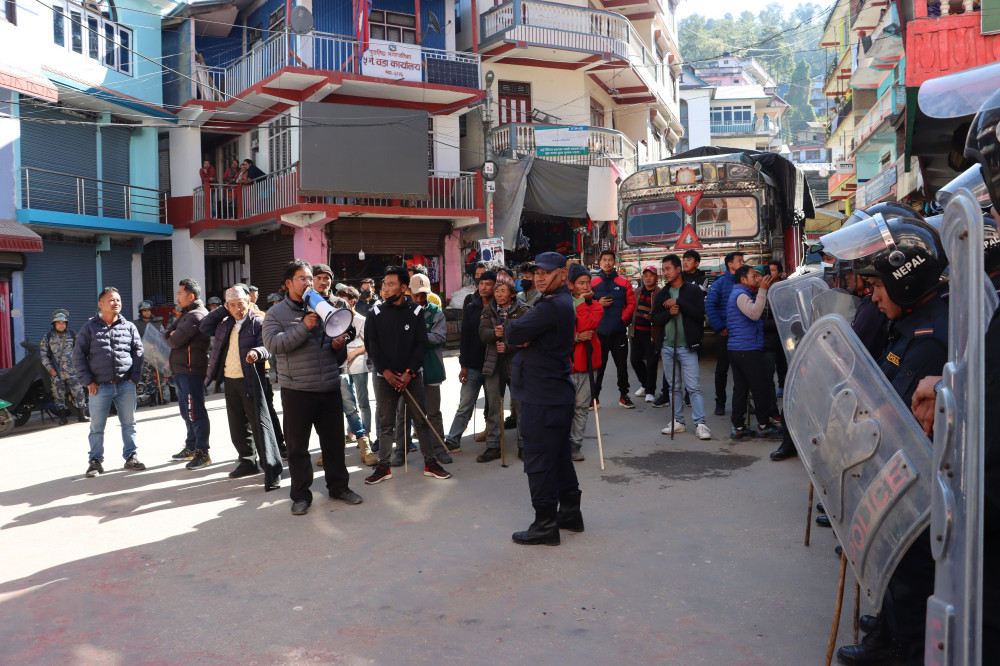 एमाले सचिव योगेश भट्टराईको घरअगाडि पहिचानवादीहरूको प्रदर्शन